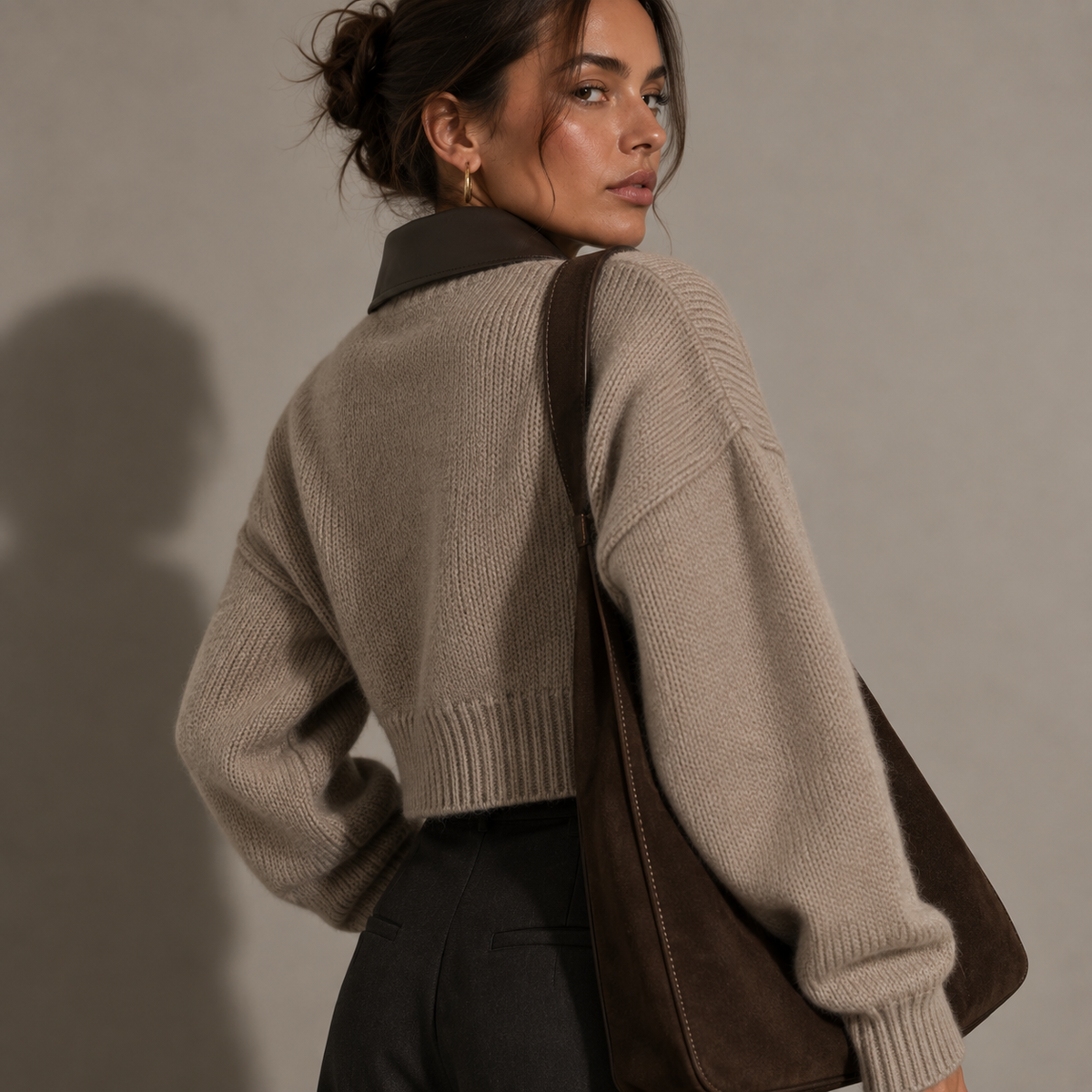 LÉONI cropped knit jacket, detail of leather-look collar and double zip